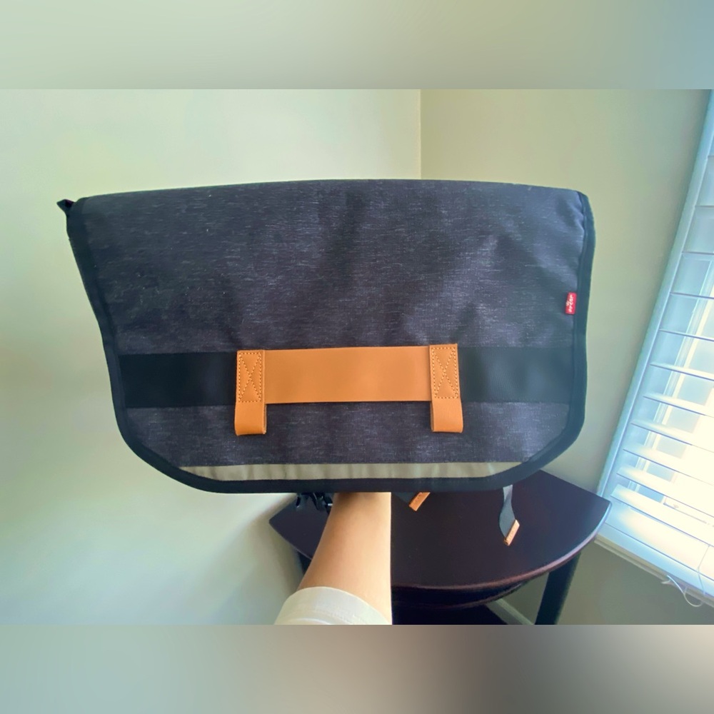 Levi's Commuter Laptop Bag FLAPPVER BAG GREY EUC MSRP $100